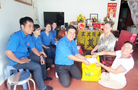 Chi đoàn Ban Dân vận Tỉnh ủy thăm, tặng quà cho nạn nhân chất độc da cam Nguyễn Kiên (bìa phải) (phường Thanh Bình, TP.Biên Hòa).
