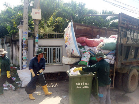 Cựu chiến binh trong Tổ hợp tác thu gom rác thải ở xã Đại Phước (huyện Nhơn Trạch) thu gom rác tại các khu dân cư.