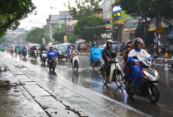 Đoạn đường Nguyễn Ái Quốc gần cầu Săn Máu trước đây mưa là ngập nước đến nay tình trạng đó đã không còn. Ảnh chụp vào lúc 17g ngày 9-8 ( NN – V.Nam)