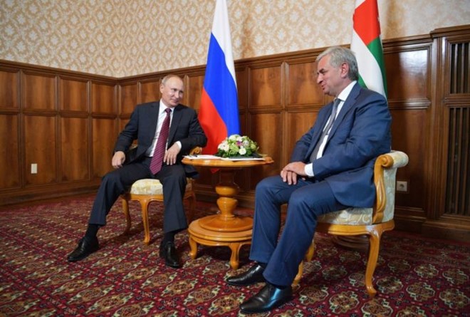 Tổng thống Nga Vladimir Putin gặp ông Raul Khadzhimba, lãnh đạo Abkhazia. (Nguồn: AFP)