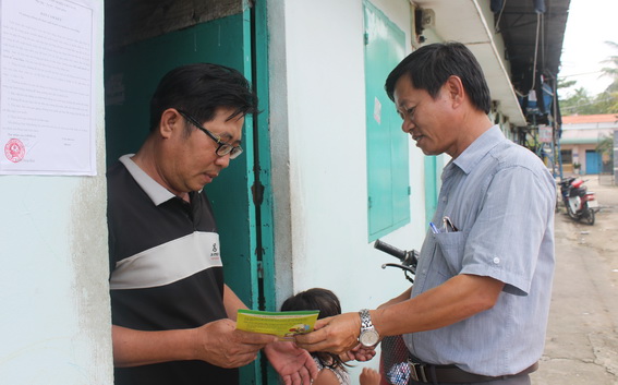 Cán bộ Trạm y tế xã Hiệp Phước phát tờ rơi tuyên truyền phòng chống sốt xuất huyết cho người dân ở khu nhà trọ