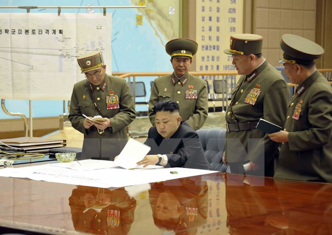 Nhà lãnh đạo Triều Tiên Kim Jong-un chủ trì một cuộc họp khẩn tại một địa điểm bí mật ở Triều Tiên, trong đó ông ra lệnh các lực lượng rocket chiến lược sẵn sàng tấn công vào các mục tiêu Mỹ và Hàn Quốc bất kỳ lúc nào. (Tư liệu do KCNA phát ngày 29/3/2013. Nguồn: EPA/TTXVN)
