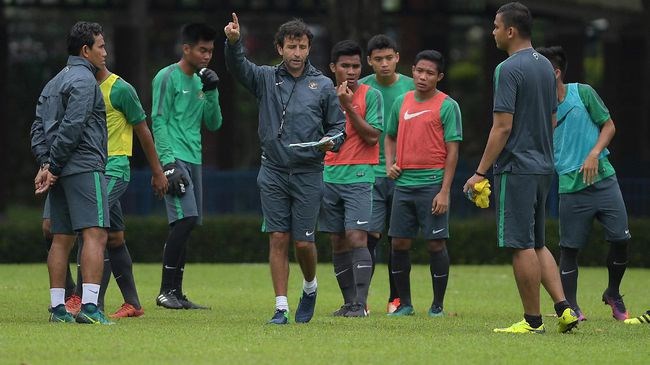  Huấn luyện viên Luis Milla và các cầu thủ U22 Indonesia. (Nguồn: CNN indonesia)