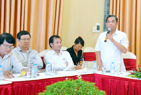 PGS.TS Huỳnh Văn Tới, Chủ tịch Ủy ban MTTQ tỉnh phát biểu tại buổi tọa đàm. Ảnh: K.Giới