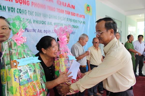  Đại diện chính quyền huyện Nhơn Trạch trao quà cho người dân địa phương.