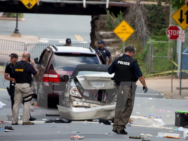 Cảnh sát Virginia điều tra tại hiện trường vụ xe ô tô lao vào đám đông tuần hành ở Charlottesville ngày 12/8. (Ảnh: EPA/TTXVN)