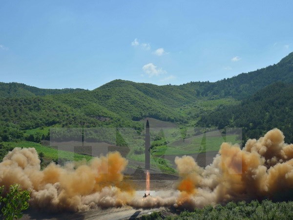  Tên lửa đạn đạo liên lục địa Hwasong-14 được phóng thử tại một địa điểm bí mật ở Triều Tiên. (Nguồn: EPA/TTXVN)