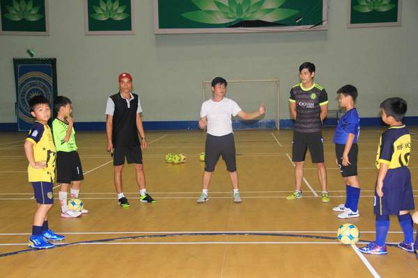 Ban huấn luyện đội Biên Hòa chỉ đạo các cầu thủ tập luyện.