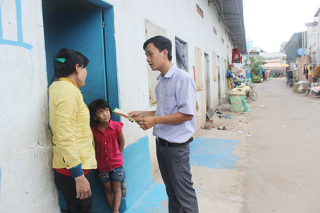 Nhân viên Trạm y tế xã Hiệp Phước, huyện Nhơn Trạch đến các khu nhà trọ tuyên truyền về bệnh sốt xuất huyết. Ảnh: Đ.Ngọc