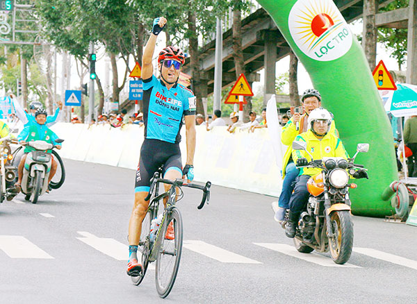 Tay đua Loric Desriac (Bike life Đồng Nai) trong niềm vui về đích tại TP Vị Thanh (Hậu Giang).