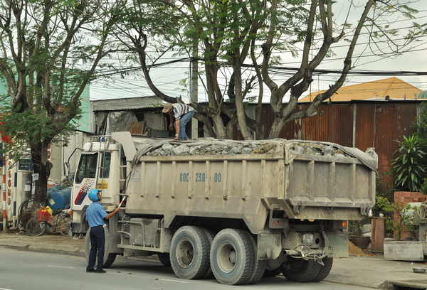 Lực lượng thanh tra giao thông xử phạt xe tải ben chở vật liệu xây dựng vi phạm chở quá tải trên đường Huỳnh Văn Nghệ (TP.Biên Hòa).