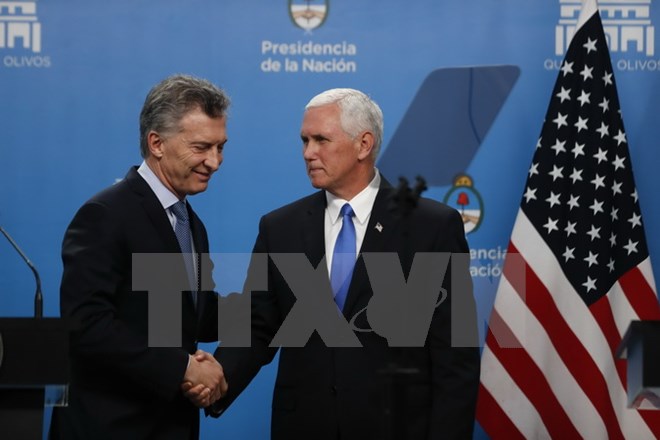 Tổng thống Argentina Mauricio Macri (trái) và Phó Tổng thống Mỹ Mike Pence (phải) tại cuộc họp báo ở Buenos Aires ngày 15/8. (Nguồn: EPA/TTXVN)