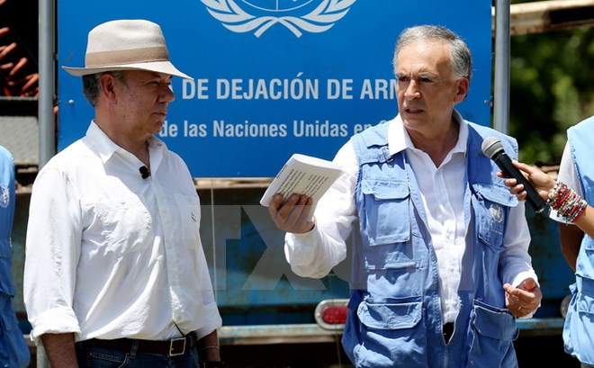 Tổng thống Juan Manuel Santos (trái) và đại diện của Liên hợp quốc tại lễ giao nộp vũ khí của FARC ở Pondores ngày 15/8. (Nguồn: EPA/TTXVN)