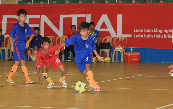 Vĩnh Cửu (áo xanh) chia điểm với Long Khánh ở lượt trận thứ hai bảng C
