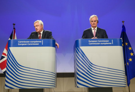 Bộ trưởng phụ trách Brexit của Anh David Davis (trái) và Trưởng đoàn đàm phán của Liên minh châu Âu Michel Barnier tại cuộc họp báo ở Brussels (Bỉ) ngày 20/7. (Nguồn: EPA/TTXVN)