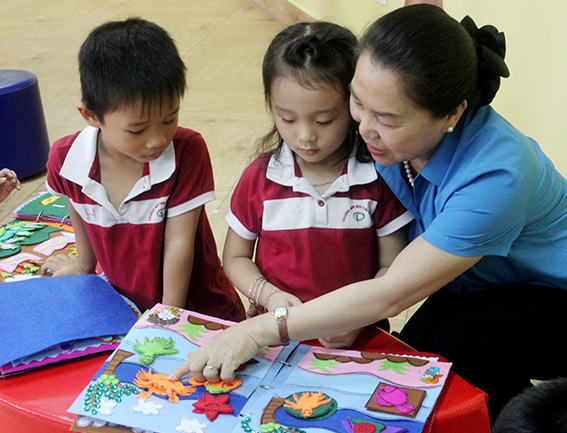 Bà Nguyễn Thị Thu Hồng thăm hỏi các em học sinh 