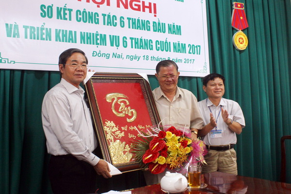 hó chủ tịch UBND tỉnh Nguyễn Quốc Hùng tặng quà chia tay ông Nguyễn Văn Thắng.