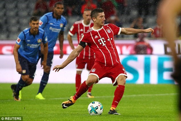 Lewandowski ghi bàn thắng cho Bayern từ chấm 11m.