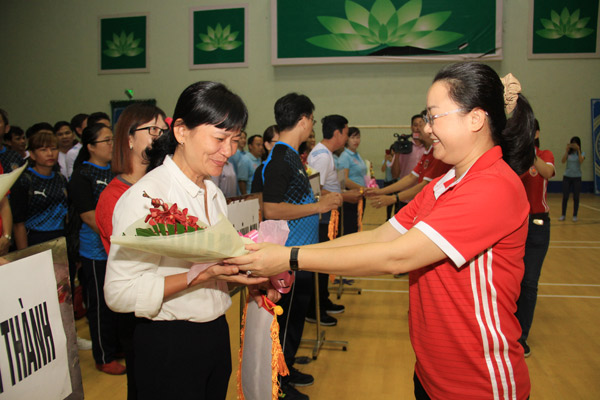 Phó giám đốc Sở Tư pháp, Trưởng ban tổ chức Võ Thị Xuân Đào tặng hoa cho các đơn vị tham dự đại hội
