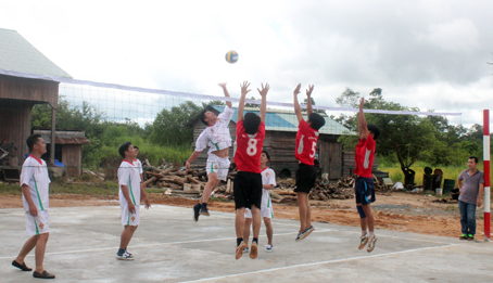 Đoàn viên thanh niên 2 nước Việt Nam - Campuchia giao lưu bóng chuyền.