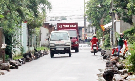 Xe né trạm thu phí đi vào đường dân sinh ở xã Trung Hòa, huyện Trảng Bom.