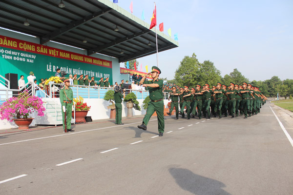 Cán bộ sỹ quan lực lượng vũ trang tỉnh tham gia duyệt đội ngũ 