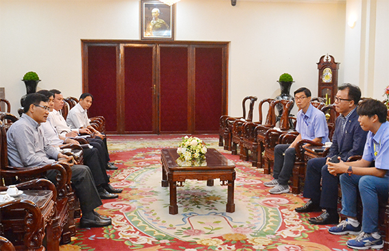 Phó Chủ tịch UBND tỉnh Trần Văn Vĩnh (đầu tiên bên trái) làm việc với lãnh đạo Công ty TNHH Hwaseung Vina.