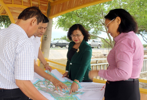 Phó chủ tịch UBND tỉnh Nguyễn Hòa Hiệp đi khảo sát thực tế tiến độ xây dựng, triển khai dự án khu du lịch Sơn Tiên tại xã An Hòa, TP.Biên Hòa.