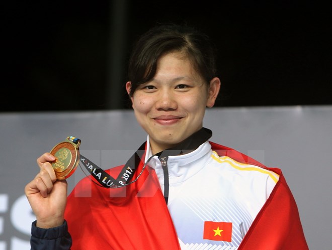 Kình ngư Nguyễn Thị Ánh Viên vui mừng với chiếc huy chương vàng đầu tiên tại SEA Games 29. (Ảnh: Quốc Khánh/TTXVN)