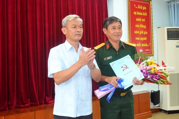Đồng chí Bí thư Tỉnh ủy Nguyễn Phú Cường, trao quyết định của Ban Bí thư cho đại tá Trần Ngọc Khải, giữ chức vụ Ủy viên Ban TVTU, nhiệm kỳ 2015-2020.