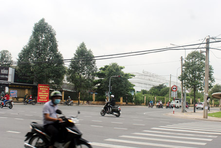 Đường dây điện, cáp điện thoại, viễn thông trên một đoạn đường Nguyễn Ái Quốc qua phường Tân Tiến, TP.Biên Hòa được bó lại khá gọn gàng, giúp đường sá trở nên thông thoáng hơn.