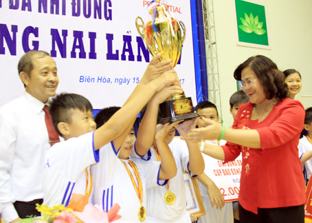 Phó chủ tịch UBND tỉnh Nguyễn Hòa Hiệp và Tổng biên tập Báo Đồng Nai Trần Huy Thanh trao cúp vô địch cho đội Biên Hòa.