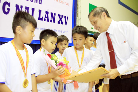 Ông Trần Huy Thanh, Tổng biên tập Báo Đồng Nai, Trưởng ban tổ chức giải, trao thưởng cho đội Biên Hòa.