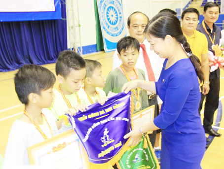 Bà Phạm Thị Thu Trang, Phó tổng giám đốc thường trực Công ty cổ phần giáo dục Thành Thành Công - đơn vị tài trợ chính của giải, trao thưởng cho đội Thống Nhất.