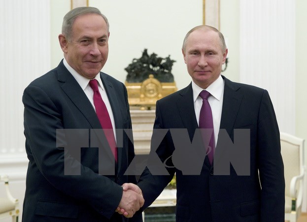 Tổng thống Nga Vladimir Putin (phải) và Thủ tướng Israel Benjamin Netanyahu (trái). (Ảnh:AFP/TTXVN)