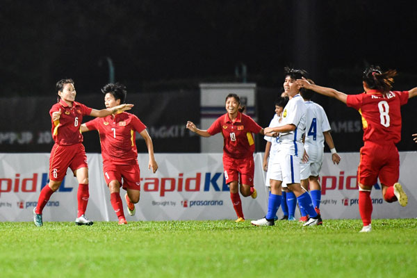 Vũ Thị Nhung (6) ăn mừng với đồng đội sau khi ghi bàn mở tỉ số 1-0 cho tuyển nữ Việt Nam