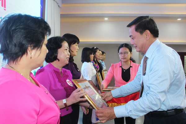 Đồng chí Nguyễn Văn Thuộc, Giám đốc Sở Nội vụ trao bằng khen của UBND tỉnh cho các cá nhân