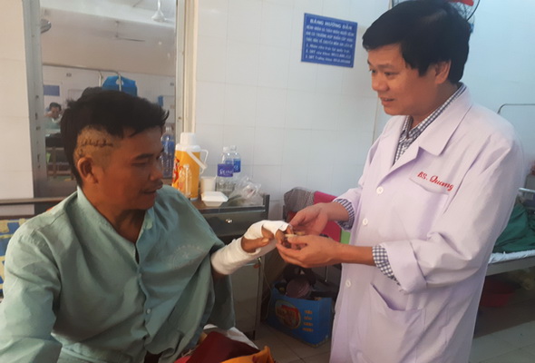 Bác sĩ Nguyễn Tường Quang Trưởng Khoa ngoại chấn thương, chỉnh hình – bỏng Bệnh viện đa khoa Thống Nhất tái khám cho bệnh nhân Liều Lý Phút.