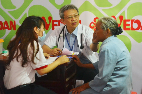 Một số hình ảnh bác sĩ Tổng bệnh viện Vinh Dân khám bệnh cho người dân xã Xuân Tâm, huyện Xuân Lộc (Bs 1,2,3,4 – V.Nam)