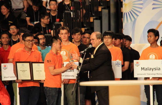 Ban tổ chức trao giải vô địch cho các thành viên của Trường đại học Lạc Hồng, đại diện của Việt Nam
