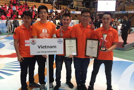 Các thành viên đội Trường đại học Lạc Hồng nhận cúp vô địch cuộc thi. Ảnh: C.NGHĨA