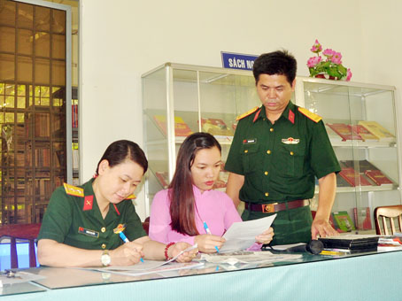 Thiếu tá Trần Quang Phúc kiểm tra nội dung bản tin trước khi phát cùng 2 cán bộ Ban Tuyên huấn Phòng Chính trị Bộ Chỉ huy quân sự tỉnh. ảnh: Đ.Tùng