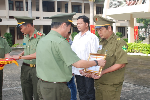 Đại tá Huỳnh Tiến Mạnh, Giám đốc Công an tỉnh tặng Giấy khen và tiền thưởng cho 2 quần chúng (vụ giết người ở xã Bình Sơn)