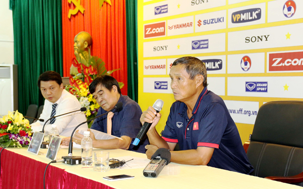 Quyền huấn luyện viên trưởng đội tuyển quốc Gia Mai Đức Chung phát biểu trong buổi công bố danh sách đội tuyển trong ngày 28-8