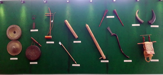 Bộ nhạc cụ của các dân tộc được trưng bày tại triển lãm.
