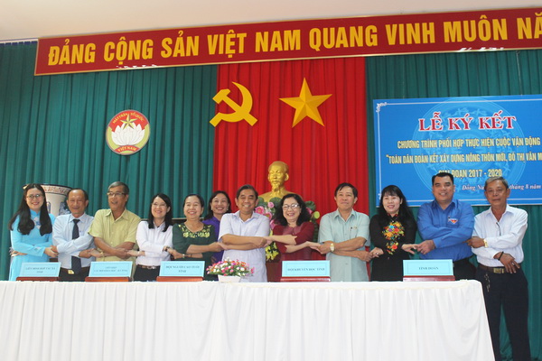 Đại diện Ủy ban MTTQ Việt Nam và các tổ chức thành viên tham gia ký kết phối hợp thực hiện cuộc vận động “Toàn dân đoàn kết xây dựng nông thôn mới, đô thị văn minh”. Ảnh: B.Nguyên