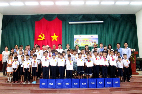 Hội Khuyến học huyện Long Thành cùng nhà tài trợ chụp ảnh lưu niệm với các em học sinh