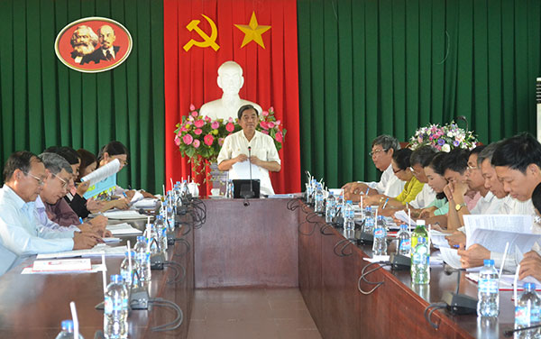 Đồng chí Huỳnh Văn Tới, Chủ tịch Ủy ban MTTQ tỉnh, phát biểu tại buổi giám sát.