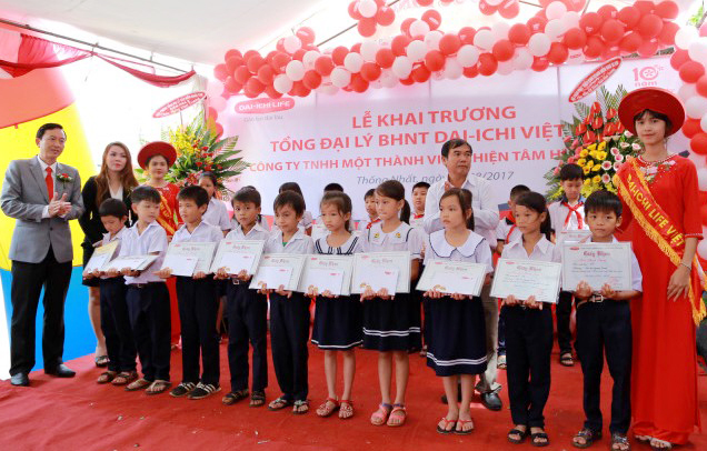  Đại diện Công ty bảo hiểm nhân thọ Dai-ichi Việt Nam trao học bổng cho các em học sinh.