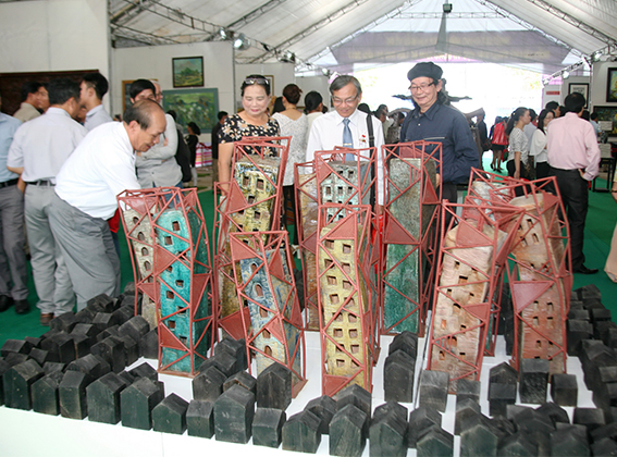 các đại biểu tham quan tác phẩm tổng hợp Nhóm lợi ích của tác giả Phạm Công Hoàng đến từ tỉnh Đồng Nai nhận giải B tại triển lãm.